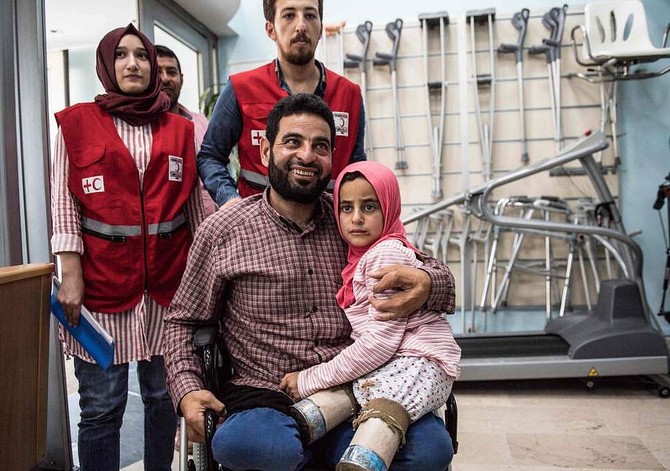 মায়া ও তার বাবা দুজনেই পা ছাড়া জন্মেছিলেন। ইস্তাম্বুলের একটি ক্লিনিকে তাদের কৃত্রিম পা সংযোজন করা হবে। ছবি: এএফপি