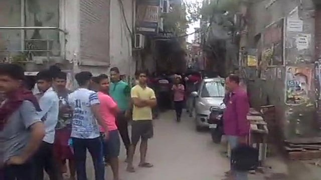 ভারতের দিল্লির বুরারি এলাকায় নিজের বাড়ি থেকে এক পরিবারের ১১ জনের মরদেহ উদ্ধার করেছে পুলিশ। ছবি: টুইটার থেকে নেওয়া