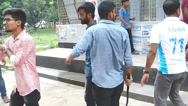 রাজশাহী বিশ্ববিদ্যালয়ে শহীদুল্লাহ কলা ভবনের পেছনে দেশীয় অস্ত্র নিয়ে হামলার প্রস্তুতি। ছবি: শহীদুল ইসলাম