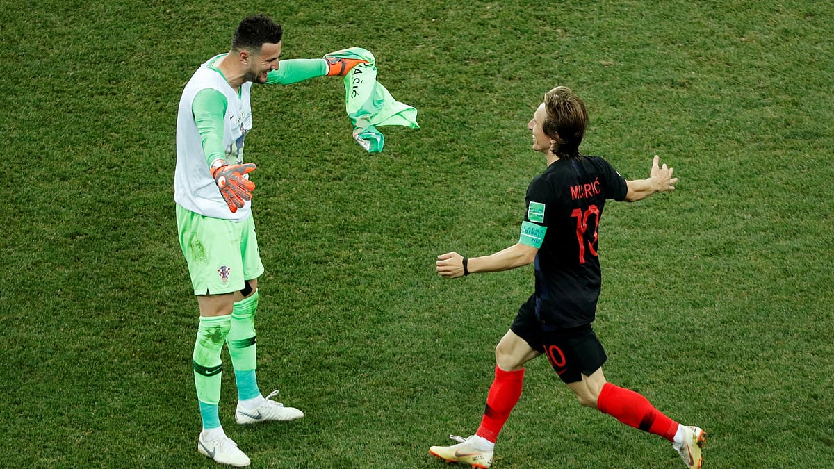 অতিরিক্ত সময়ের খেলা শেষ হওয়ার ৪ মিনিট আগে পেনাল্টি মিস করেন লুকা মডরিচ। স্পটকিক থেকে তখন গোল করতে পারলে ম্যাচটা হয়তো টাইব্রেকারে গড়াত না। সেই মিসের পর ক্রোয়াট তারকার কী মনে হয়েছে কে জানে? টাইব্রেকারে গেলে দল যদি হেরে যায়, তাহলে তো দায়ভার অনেকটাই তাঁর ওপর বর্তাবে ! মডরিচের এই শঙ্কা দূর করেছেন ক্রোয়াট গোলরক্ষক দানিয়েল সুবাসিচ। টাইব্রেকারে তাঁর বীরত্বেই শেষ আটে উঠেছে ক্রোয়েশিয়া। ম্যাচ শেষে মডরিচ তাই আনন্দে পাগলপারা হয়ে ছুটে যাচ্ছেন সতীর্থের কাছে। যেন বলতে চাইছেন, বাঁচালি ভাই! তুই না থাকলে আমার যে কী হতো!