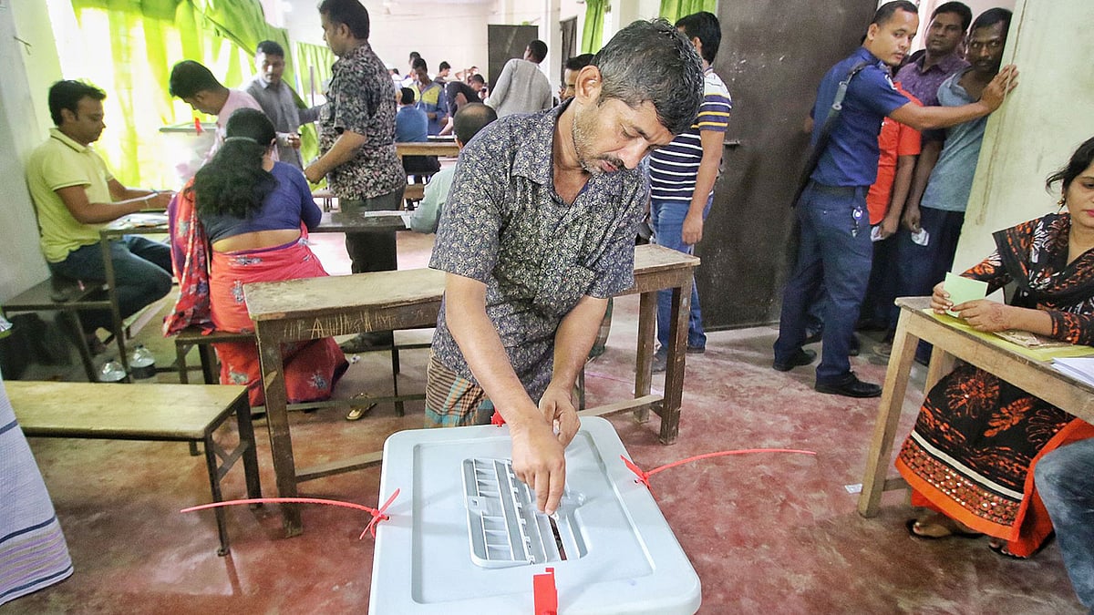 গাজীপুর সিটি করপোরেশন নির্বাচনের একটি ভোটকেন্দ্রের চিত্র