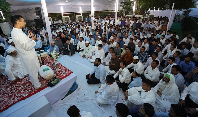 ফারাজের দ্বিতীয় মৃত্যুবার্ষিকীতে মিলাদ ও দোয়া অনুষ্ঠানে বক্তব্য দেন বড় ভাই যারেফ আয়াত হোসেন। গতকাল গুলশানে ফারাজের নানা লতিফুর রহমানের বাসভবনে।  ছবি: প্রথম আলো