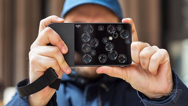 স্মার্টফোনে ৯ লেন্স। ছবি: সংগৃহীত।