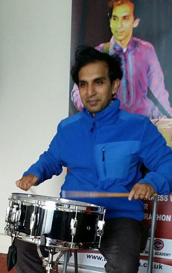 ড্রাম বাজাচ্ছেন পণ্ডিত সুদর্শন।ছবি : সংগৃহীত