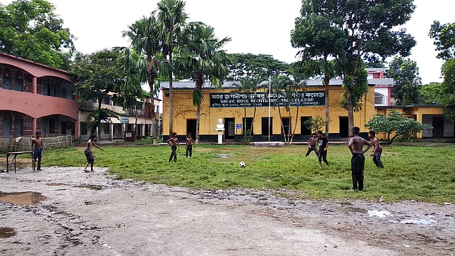কাদা-মাঠে ফুটবল। স্যার জগদীশ চন্দ্র বসু ইনস্টিটিউশন ও কলেজের মাঠ। শ্রীনগর, মুন্সিগঞ্জ। ছবি: মাসুম আলী