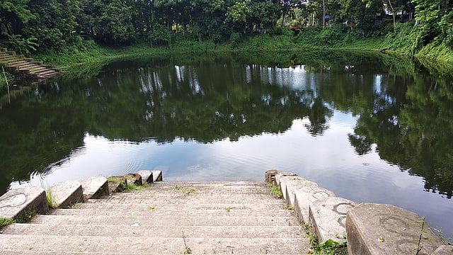 বর্ষণ শেষে শান্ত পুকুর। শ্রীনগর, মুন্সিগঞ্জ। ছবি: মাসুম আলী