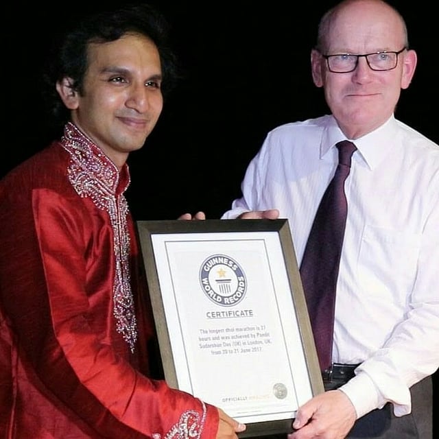 পণ্ডিত সুদর্শন দাশের হাতে গিনেজ ওয়ার্ল্ড রেকর্ডসের সনদ তুলে দিচ্ছেন টাওয়ার হ্যামলেটস কাউন্সিলর মেয়র জন বিগস। ছবি : সংগৃহীত