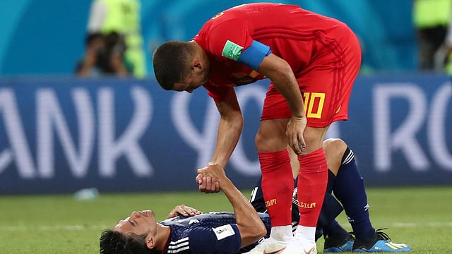 ম্যাচ তখন শেষ। ক্লান্ত-বিধ্বস্ত জাপানের খেলোয়াড়েরা। বেলজিয়ামের একেবারে শেষ মুহূর্তের গোলে হৃদয়টা তাঁদের চূর্ণ হয়ে গিয়েছিল। শিনজি কাগাওয়া তাই আর হাঁটুতে ভর করে দাঁড়িয়ে থাকতে পারেননি। শোকে-দুঃখে শুয়েই পড়লেন মাঠেই। দৃশ্যটা চোখে পড়তেই ছুটে আসেন বেলজিয়াম তারকা এডেন হ্যাজার্ড। কাগাওয়াকে সহমর্মিতার হাত বাড়িয়ে দিয়ে যেন বলতে চাইলেন, যুদ্ধ শেষ, এসো দুঃখটা ভাগ করে নিই।