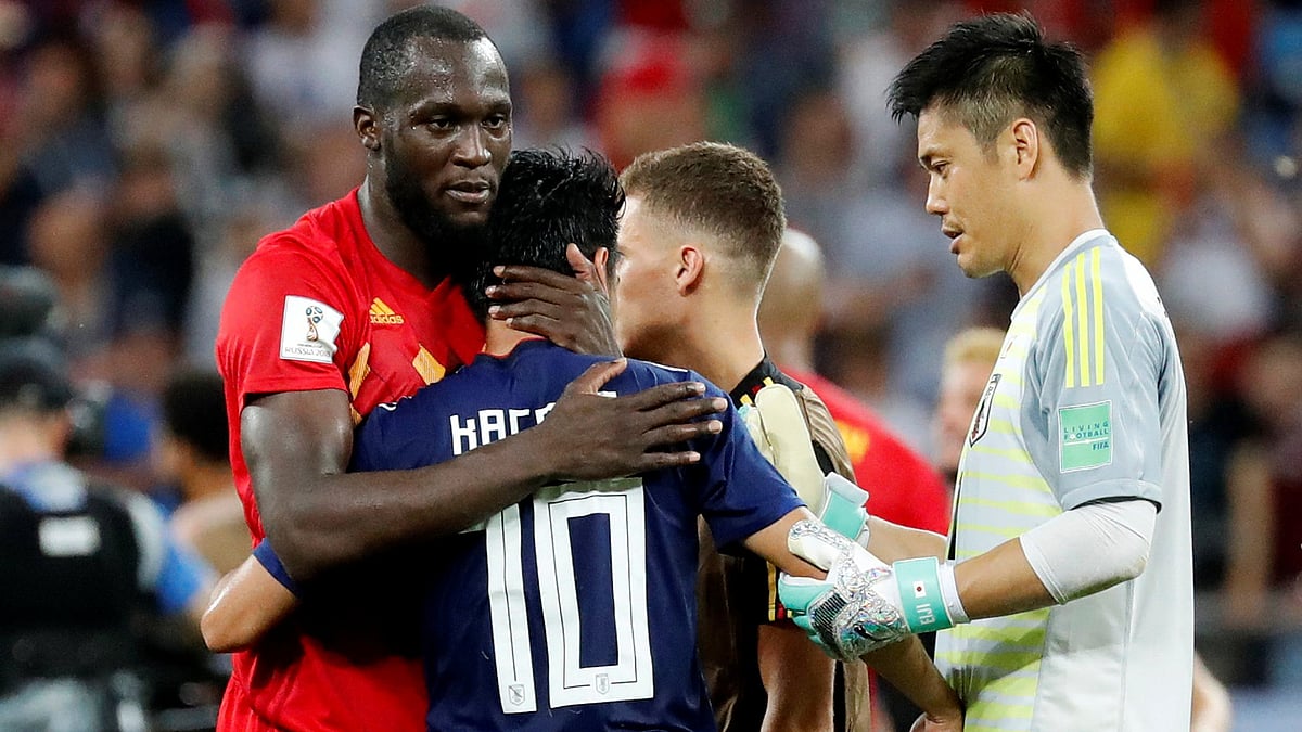 এমন লড়াইয়ের পর জাপানিদের সম্মান না করে কি পারা যায়। ম্যাচ শেষে জাপানের শিনজি কাগাওয়াকে সান্ত্বনা জানাচ্ছেন বেলজিয়ান তারকা রোমেলু লুকাকু। ছবি: রয়টার্স