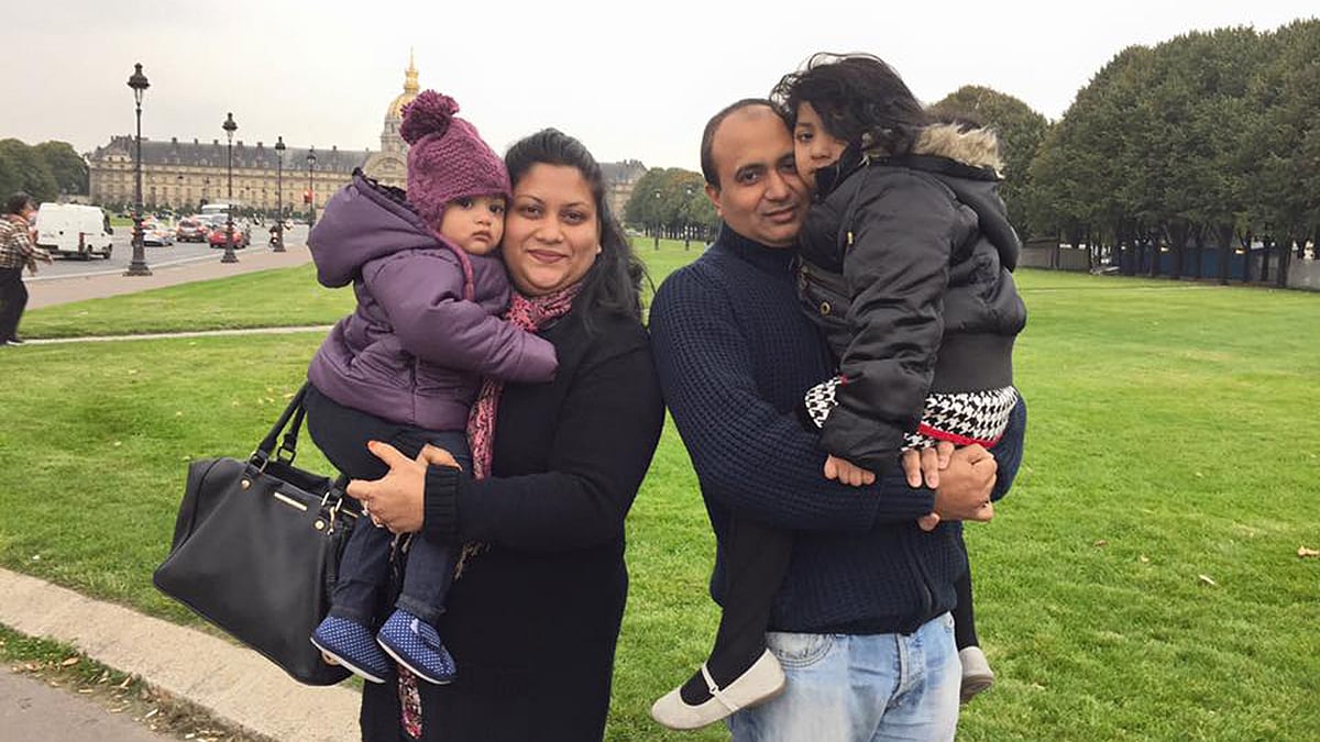 দুই মেয়েকে সঙ্গে নিয়ে শ্রাবন্তী ও খোরশেদ আলম