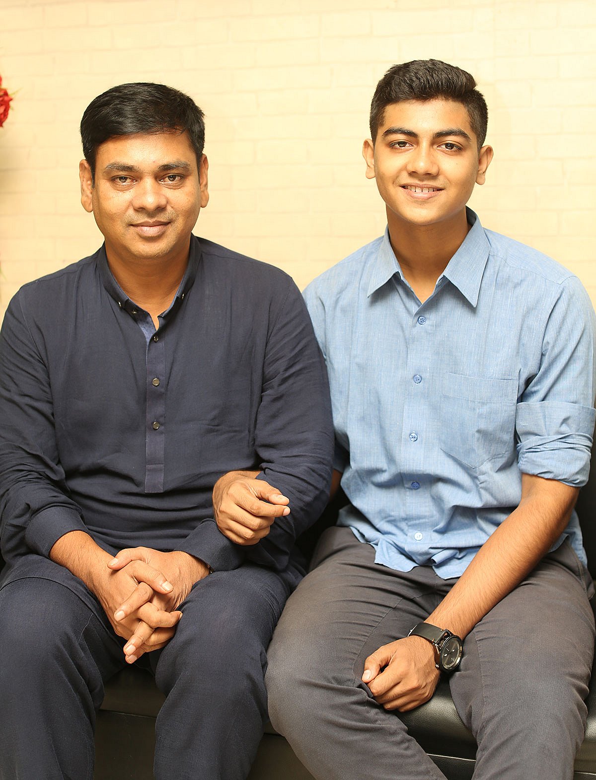 বাবার সঙ্গে মাহতিম শাকিব। ছবি: কবির হোসেন