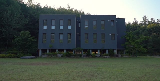 দক্ষিণ কোরিয়ার রাজধানী সিউল থেকে দুই ঘণ্টা দূরত্বে পাহাড়ি এলাকা হোংচিউনে কারাগারের আদলে গড়ে তোলা হয়েছে অবসাদ ও দুশ্চিন্তামুক্তি কেন্দ্র ‘প্রিজন ইনসাইড মি’। ছবি: বিবিসির সৌজন্যে