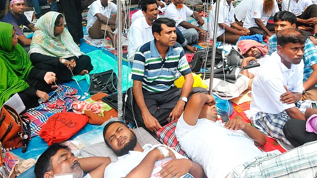 আন্দোলনরত শিক্ষকেরা