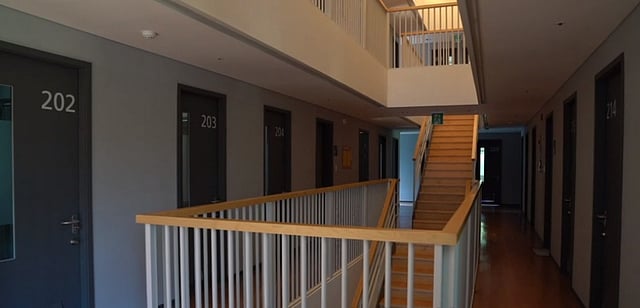 ‘প্রিজন ইনসাইড মি’তে ২৮টি কক্ষ রয়েছে। একেকটি রুমের আয়তন পাঁচ মিটার বা প্রায় ৫৪ বর্গফুট। ছবি: বিবিসির সৌজন্যে