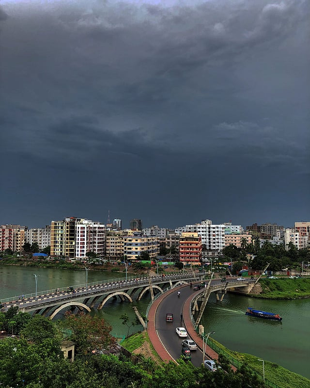 এ আকাশ ঢাকা শহরের বর্ষাদিনের আকাশ। ছবি: লেখক