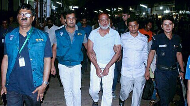 এরফানুর রহমানকে নিয়ে যাচ্ছে দুদক। ছবি: প্রথম আলো