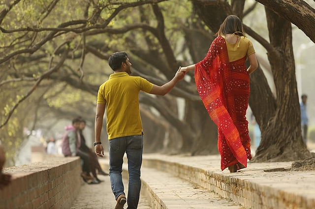 মাঝে মাঝে হয়তো সম্পর্কের গতি দুদিকে বাঁক নিয়ে আলাদা পথে ছুটতে থাকে। ছবি: অধুনা