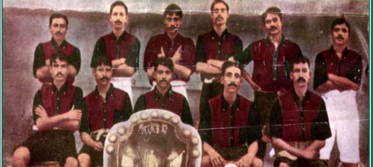 ১৯১১ সালে আইএফএ শিল্ড জয় করল কলকাতার মোহনবাগান ক্লাব। সেই হিসেবে মোহনবাগানের এই ১১ ফুটবলার এ অঞ্চলে এনেছিলেন ফুটবলের প্রথম উন্মাদনা। ছবি: সংগৃহীত