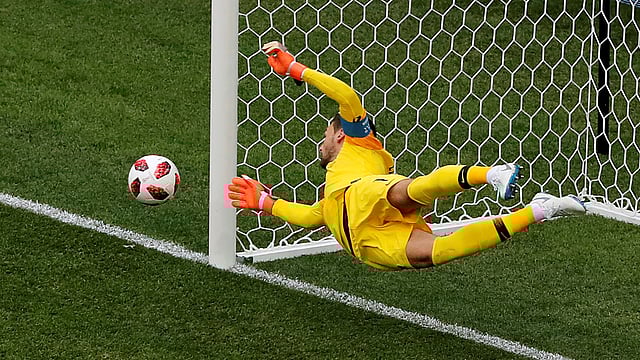 ‘এত কাছে তবু কত দূরে।’ ফ্রান্সের গোলরক্ষক ও অধিনায়ক হুগো লরিসের বেলায় কথাটা যেন উল্টো, ‘বল কত দূরে, তবু এত কাছে।’ উরুগুইয়ান ডিফেন্ডার মার্টিন কাসেরেসের হেড থেকে বল নিশ্চিতভাবেই যাচ্ছিল জালে। কিন্তু লরিস যেন হয়ে উঠলেন বাজপাখি। শূন্যে ঝাঁপিয়ে ডান হাতটা জালের মতো ছড়িয়ে দিয়ে অবিশ্বাস্যভাবে সেভ করলেন। সমতায় ফেরা হলো না উরুগুয়ের। অধিনায়কের এমন দুর্দান্ত পারফরম্যান্সের পর ফ্রান্সের বাকি খেলোয়াড়েরাও হয়ে ওঠেন আরও বেশি প্রাণবন্ত।