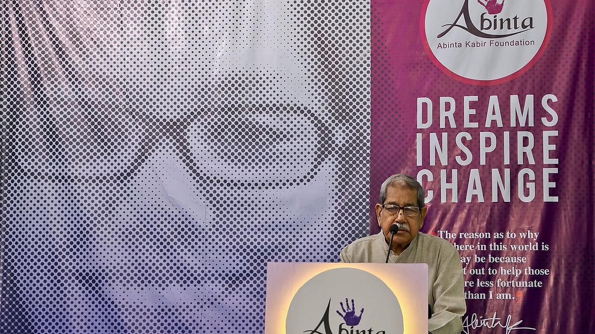 অবিন্তা কবির ফাউন্ডেশন বিদ্যালয়ের প্রথম বর্ষপূর্তিতে বক্তব্য দিচ্ছেন জাতীয় অধ্যাপক আনিসুজ্জামান। ছবি: প্রথম আলো