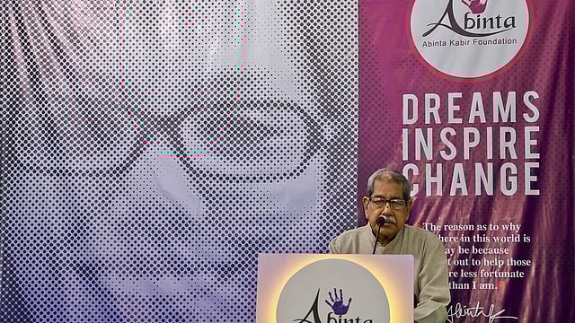 অবিন্তা কবির ফাউন্ডেশন বিদ্যালয়ের প্রথম বর্ষপূর্তিতে বক্তব্য দিচ্ছেন জাতীয় অধ্যাপক আনিসুজ্জামান। ছবি: প্রথম আলো