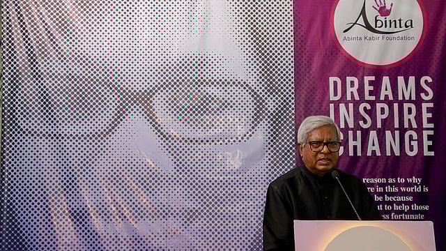 অবিন্তা কবির ফাউন্ডেশন বিদ্যালয়ের প্রথম বর্ষপূর্তিতে বক্তব্য দিচ্ছেন ব্র্যাকের প্রতিষ্ঠাতা স্যার ফজলে হাসান আবেদ। ছবি: প্রথম আলো