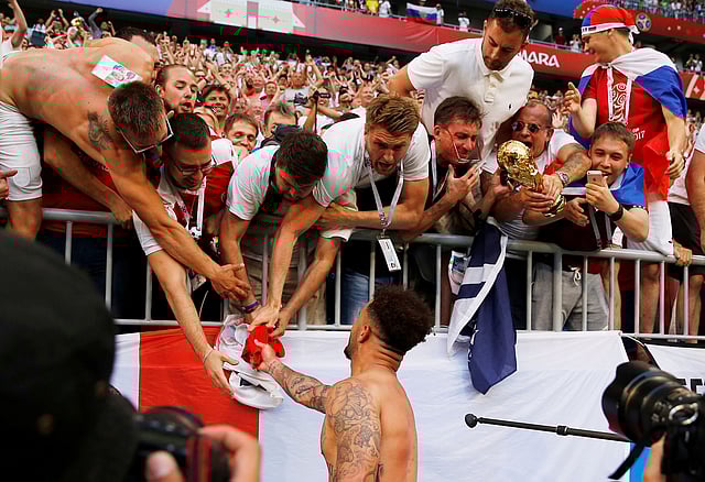 দর্শকেরা খেলার প্রাণ। দর্শকদের অনুপ্রেরণা আর ভালোবাসায় দল উজ্জীবিত হয়। দুর্দান্ত কিছু করার তাগিদ অনুভব করেন খেলোয়াড়েরা। দর্শকেরা তো সব দলেরই ‘দ্বাদশ’ খেলোয়াড়। বিশ্বকাপে প্রায় প্রতিটি ম্যাচে দেখা যায়, দর্শকদের ভালোবাসার জবাব দিতে কোচ কিংবা খেলোয়াড়েরা চলে যান গ্যালারির কাছে। আজ কাইল ওয়াকারও গেলেন। সামারায় সুইডেনকে ২-০ গোলে হারিয়ে ২৮ বছর পর বিশ্বকাপের সেমিফাইনালে উঠেছে ইংল্যান্ড। যে দর্শকেরা মাঠে থেকে দলকে অনুপ্রাণিত করেছেন, ম্যাচ শেষে তাঁদের কাছে চলে গেলেন ওয়াকার। ভাগাভাগি করে নিলেন স্মরণীয় মুহূর্তটা। উপহার হিসেবে দিয়ে এলেন নিজের জার্সি। খেলোয়াড়-দর্শকের একে অপরের প্রতি এই ভালোবাসা মুগ্ধ না করে কি পারে!