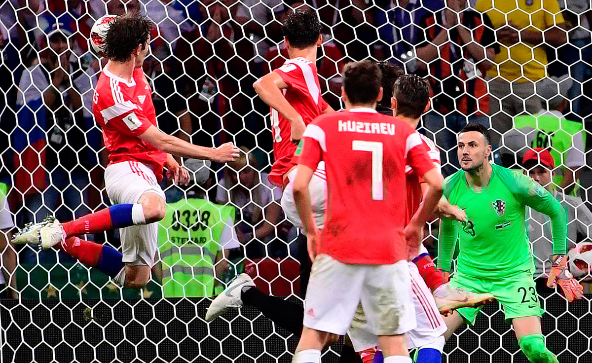 দশ মিনিট, আট মিনিট, পাঁচ মিনিট করে সময় আসছিল ফুরিয়ে। একটা বল নিয়ে রাশিয়ান খেলোয়াড়েরা ক্রোয়েশিয়া বক্সে গেলে লাল সাগরে গর্জন উঠছিল। আর একটা গোল করতে পারলে ম্যাচটা যে আরও আয়ু পেয়ে যেতে পারে টাইব্রেকারে। পাঁচ মিনিট বাকি থাকতে ১১৫ মিনিটে এসে ২৭ বছর বয়সী মারিও ফার্নান্দেস ক্রোয়েশিয়ার জালে হেড করে বল জড়িয়ে দিয়ে সে কাজটাই করলেন। আর রাশিয়া যেন ফিরে পেল জীবন ফিরে পাওয়ার আনন্দ। কিন্তু টাইব্রেকারে হেরে যাওয়ায় শেষ রক্ষেটা হলো না তাদের।