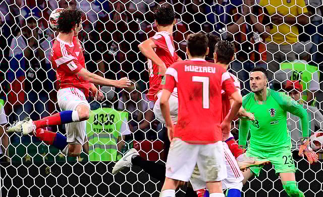 দশ মিনিট, আট মিনিট, পাঁচ মিনিট করে সময় আসছিল ফুরিয়ে। একটা বল নিয়ে রাশিয়ান খেলোয়াড়েরা ক্রোয়েশিয়া বক্সে গেলে লাল সাগরে গর্জন উঠছিল। আর একটা গোল করতে পারলে ম্যাচটা যে আরও আয়ু পেয়ে যেতে পারে টাইব্রেকারে। পাঁচ মিনিট বাকি থাকতে ১১৫ মিনিটে এসে ২৭ বছর বয়সী মারিও ফার্নান্দেস ক্রোয়েশিয়ার জালে হেড করে বল জড়িয়ে দিয়ে সে কাজটাই করলেন। আর রাশিয়া যেন ফিরে পেল জীবন ফিরে পাওয়ার আনন্দ। কিন্তু টাইব্রেকারে হেরে যাওয়ায় শেষ রক্ষেটা হলো না তাদের।