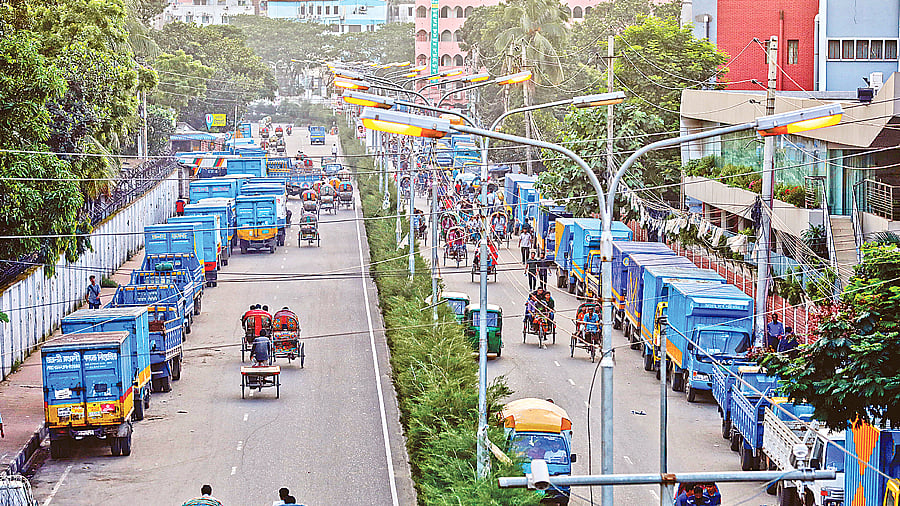 তেজগাঁও রেলগেট থেকে সাতরাস্তা মোড় পর্যন্ত রাস্তার দুই পাশেই সারিবদ্ধভাবে ট্রাক-পিকআপ ও কাভার্ড ভ্যান দাঁড় করিয়ে রাখা হয়েছে। ছবিটি শুক্রবার বিকেলে তোলা। ছবি: প্রথম আলো
