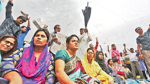 জাতীয় প্রেসক্লাবের সামনে অনশনরত শিক্ষকেরা