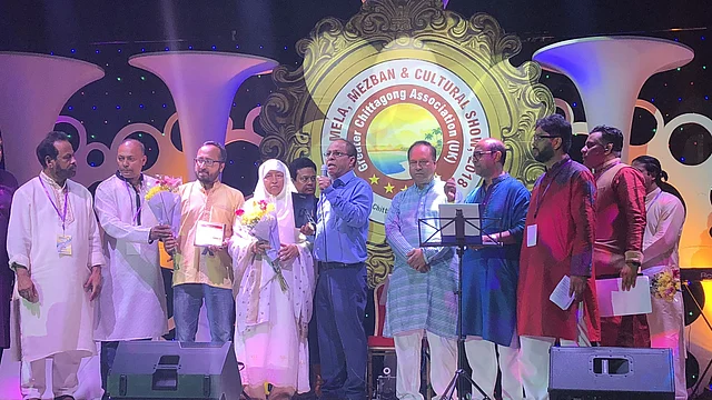 রোববার যুক্তরাজ্যের পূর্ব লন্ডনের রয়্যাল রিজেন্সি মিলনায়তনে চট্টগ্রামবাসীর মেজবানে ছিল সাংস্কৃতিক পরিবেশনা। ছবি: সংগৃহীত