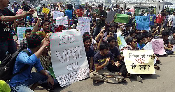 উচ্চশিক্ষায় ভ্যাট আরোপের বিরুদ্ধে সামাজিক প্লাবন ছিল উঠতি মধ্যশ্রেণির তরুণদের প্রথম জাগরণ। ছবি: প্রথম আলো