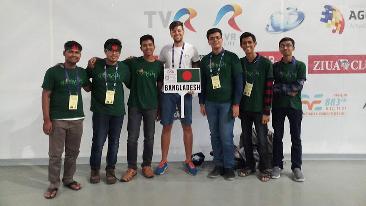 ৫৯তম আন্তর্জাতিক গণিত অলিম্পিয়াডের উদ্বোধনীতে বাংলাদেশের খুদে গণিতবিদেরা। গতকাল রোমানিয়ার ক্লুজ নাপোকা শহরে।  ছবি: প্রথম আলো