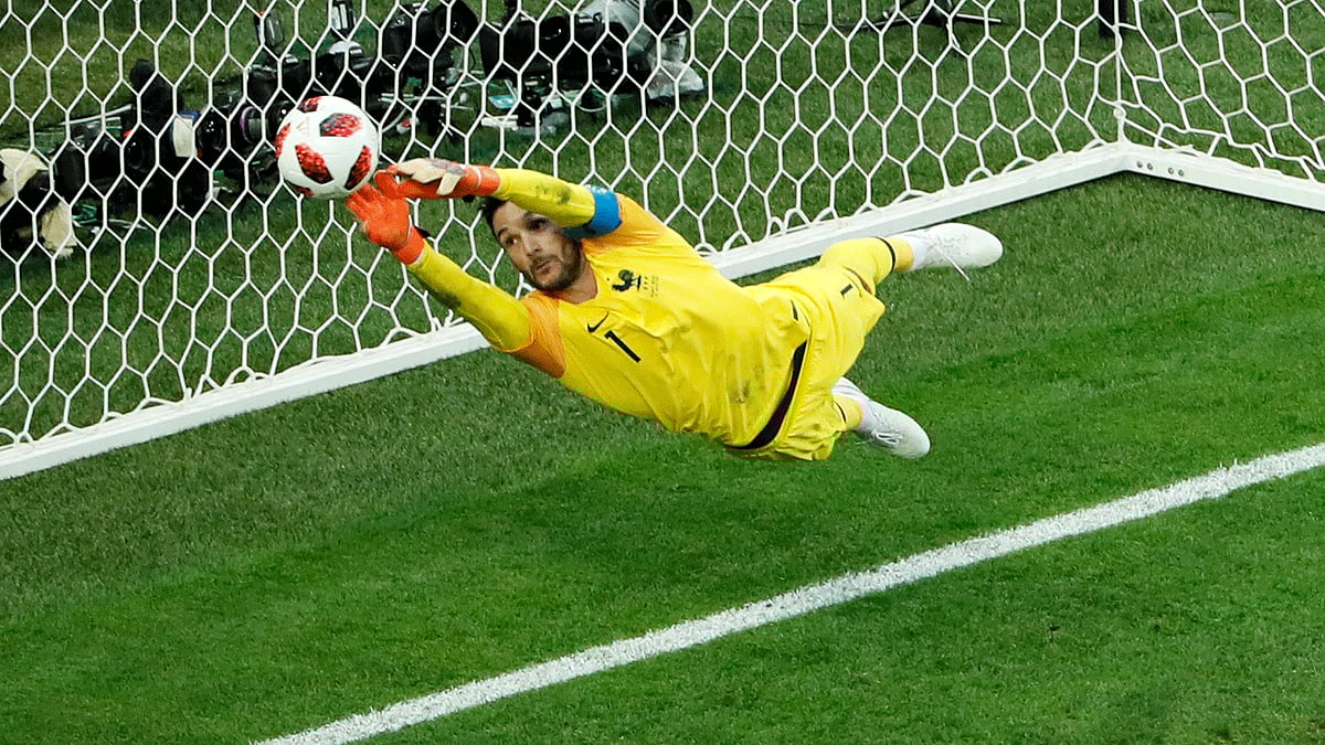 ঘড়ির কাঁটার সঙ্গে পাল্লা দিয়ে ফ্রান্সের আক্রমণের ধার বাড়ছে। অন্যদিকে যুদ্ধ চালিয়ে যাচ্ছে বেলজিয়ামও। বেশ কয়েকটি ভালো সুযোগ হাতছাড়া করেছে বেলজিয়াম। শেষ দিকে এসে অসাধারণ কিছু শটও নিয়েছেন বেলজিয়ামের খেলোয়াড়েরা। তাঁদের সামনে দেয়াল হয়ে দাঁড়ান ফরাসি গোলরক্ষক হুগো লরিস। বেলজিয়ামের এই শট রুখে না দিলে ফ্রান্সের শেষরক্ষা হতো না; খেলার ফল হতে পারত অন্য রকম।