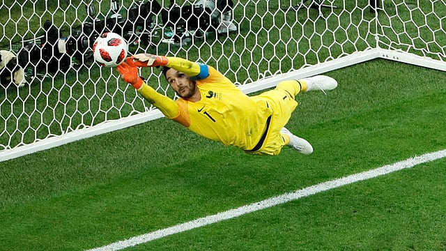 ঘড়ির কাঁটার সঙ্গে পাল্লা দিয়ে ফ্রান্সের আক্রমণের ধার বাড়ছে। অন্যদিকে যুদ্ধ চালিয়ে যাচ্ছে বেলজিয়ামও। বেশ কয়েকটি ভালো সুযোগ হাতছাড়া করেছে বেলজিয়াম। শেষ দিকে এসে অসাধারণ কিছু শটও নিয়েছেন বেলজিয়ামের খেলোয়াড়েরা। তাঁদের সামনে দেয়াল হয়ে দাঁড়ান ফরাসি গোলরক্ষক হুগো লরিস। বেলজিয়ামের এই শট রুখে না দিলে ফ্রান্সের শেষরক্ষা হতো না; খেলার ফল হতে পারত অন্য রকম।