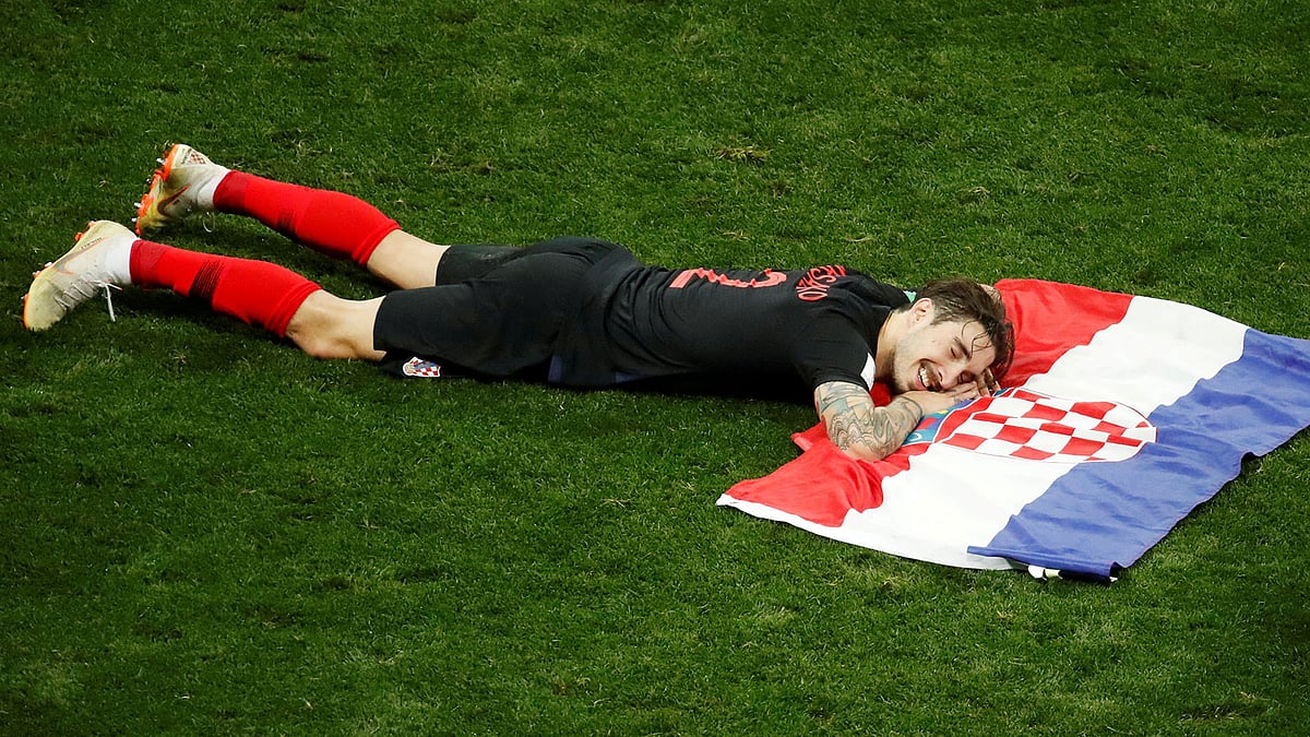 চোটের কারণে সেমিফাইনালে তাঁর খেলারই কথা ছিল না। কিন্তু শেষ পর্যন্ত মাঠে নেমে খেলেছেনও দারুণ। নিখুঁত এক ক্রস থেকে দলের সমতাসূচক গোলে ‘অ্যাসিস্ট’ করেছেন সিমো ভরসালিয়োকো। ৬৮ মিনিটে ডান প্রান্ত থেকে তাঁর বাতাসে ভাসানো ক্রসে পা ছুঁইয়ে গোল করেন পেরিসিচ। ভরসালিয়োকো কিন্তু তখনো জানতেন না ইতিহাস গড়তে যাচ্ছে তাঁর দেশ ক্রোয়েশিয়া। শেষ বাঁশি বাজার পর তাঁরা দেখা পেয়েছেন সেই ইতিহাসের। প্রথমবারের মতো বিশ্বকাপ ফাইনাল! এই আনন্দে ভরসালিয়োকো মাঠের মধ্যেই দেশের পতাকাকে যেন বানিয়ে নিলেন জীবনের ‘ধ্রুবতারা’। ভরসালিয়োকোর পুলকিত চোখমুখ দেখেই বোঝা যাচ্ছে দেশ আর পতাকাকে গৌরব এনে দিতে পেরে তিনি কতটা আনন্দিত!