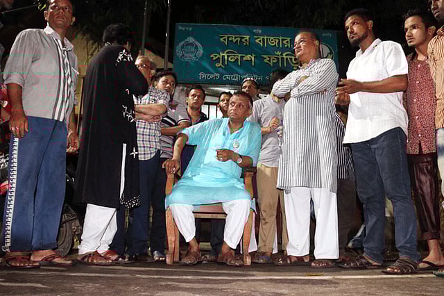 বন্দরবাজার পুলিশ ফাঁড়ির সামনে কর্মীকে ছাড়িয়ে আনতে দলের নেতা-কর্মীদের নিয়ে এভাবেই বসে পড়েন বিএনপি মেয়র প্রার্থী আরিফুল হক চৌধুরী। এময় তিনি ক্ষোভ প্রকাশ করেন। ছবিটি বুধবার রাত সাড়ে ১২টার দিকে তোলা। ছবি: প্রথম আলো।