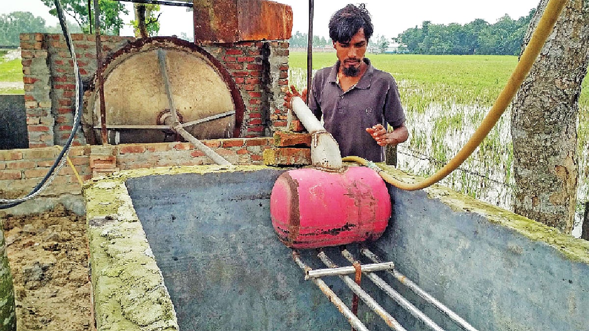 জামালপুর পৌরসভার বর্জ্য শোধনাগারে নিজের প্ল্যান্টে তৌহিদুল ইসলাম। ছবি: ছুটির দিনে