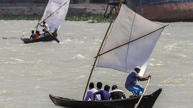 খেয়া পারাপারে বুড়িগঙ্গায় চলছে পালতোলা নৌকা ।