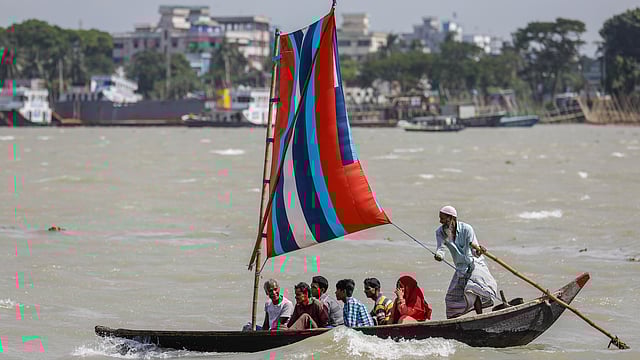 তীব্র স্রোত আর বাতাসের মধ্যে খেয়া পারাপারের নৌকার মাঝিরা পাল তোলেন।