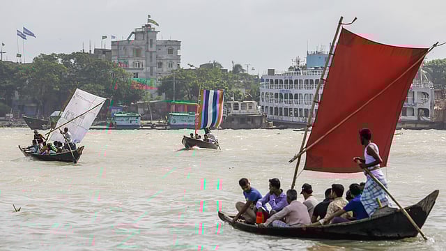 মিল ব্যারাক এলাকার গুদারা ঘাটে বুড়িগঙ্গা নদী পারাপারে চলে পালতোলা নৌকা।
