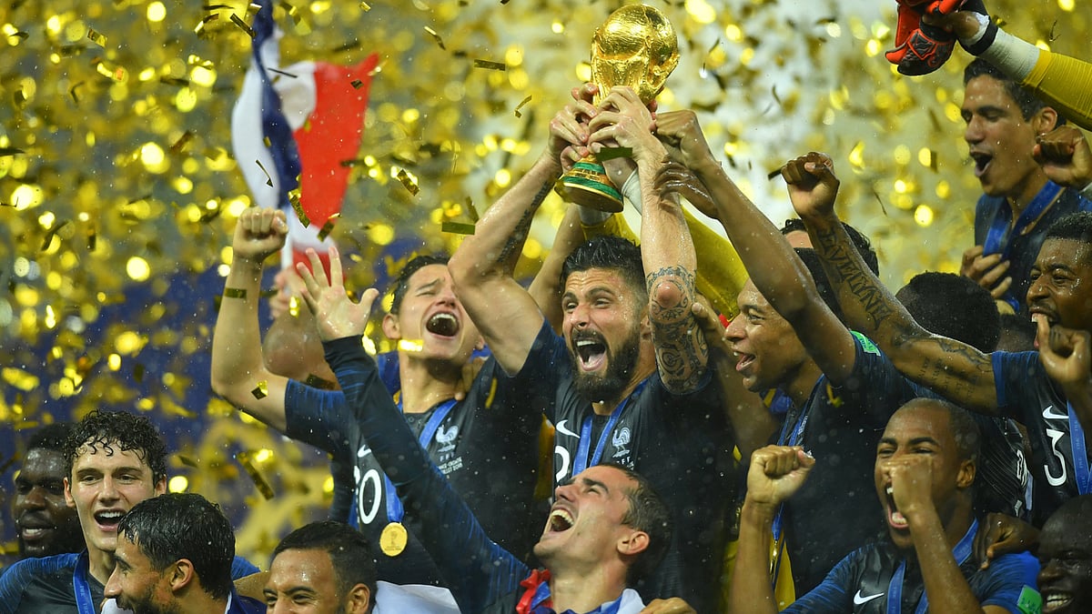 ‘আহ বিশ্বকাপটা যদি মাথার ওপর তুলে ধরতে পারতাম’ সব ফুটবলারের জীবনেই থাকে এই স্বপ্নটা। এর জন্য কত ত্যাগ, কত পরিশ্রম, কত আত্মনিবেদন-এত কিছুর পরেও পৃথিবীর হাতে গোনা কয়েকজন মানুষের হাতের মুঠোয় ধরা দেই স্বপ্নটি। শিরোপার মঞ্চে নামার আগে যার হাত ছোঁয়া দূরত্বে থাকে এই বিশ্বকাপ ট্রফি, তাঁদেরও তো হেরে গিয়ে সোনালি ট্রফিটা ছোঁয়ার সৌভাগ্য হয় না। কেবল জয়ীরাই পারে ট্রফিটিকে চুমু দিতে, উঁচু করে ধরতে। সেই সৌভাগ্যবান এখন লরিস, গ্রিজম্যান, পগবারা।