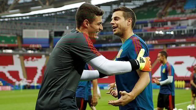 রামোস-পিকে জুটির কারণে প্রথম একাদশে জায়গা হয়নি স্পেনের অ্যাজপিলিকুয়েটার (ডানে)। ছবি: রয়টার্স।