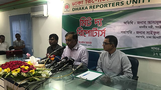 ঢাকা রিপোর্টার্স ইউনিটিতে মঙ্গলবার বেলা ১১টায় ‘মিট দ্য রিপোর্টার্স’ অনুষ্ঠানে বক্তব্য রাখেন স্বরাষ্ট্রমন্ত্রী। ছবি: প্রথম আলো