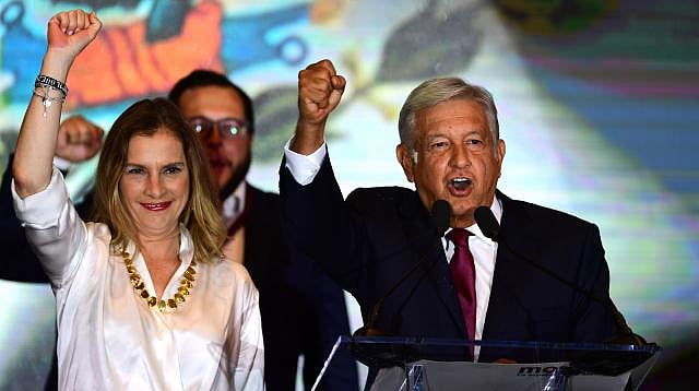 বিজয়ের খবর আসার পর একটি হোটেলে জড়ো হওয়া সমর্থকদের উদ্দেশে বক্তব্য দিচ্ছেন আন্দ্রেস ম্যানুয়েল লোপেজ ওব্রাদর। পাশে ছিলেন তাঁর স্ত্রী। মেক্সিকো সিটি, ১ জুলাই। ছবি: এএফপি