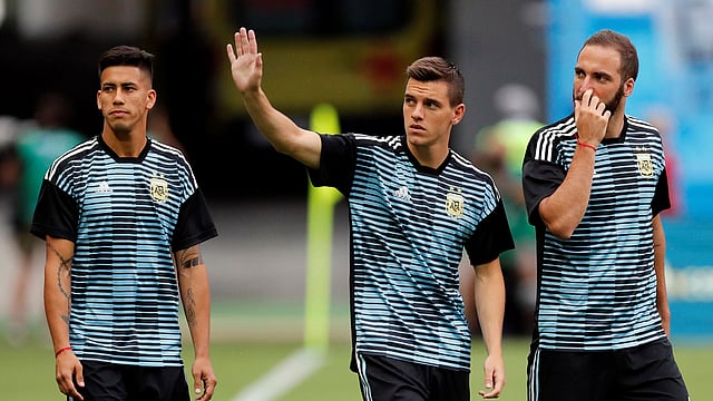 পিএসজির হয়ে খেলা ২১ বছর বয়সী লো সেলসোকে নিয়ে বড় স্বপ্নই দেখেছিল আর্জেন্টিনা সমর্থকেরা (মাঝে)। ছবি: রয়টার্স।