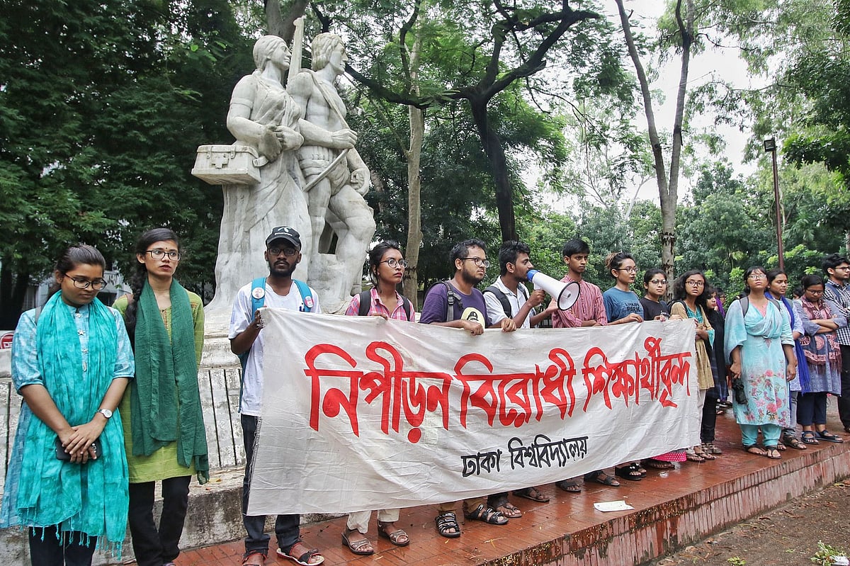 ক্যাম্পাসের অভ্যন্তরে সাম্প্রতিক হামলাগুলোর বিচার চেয়ে উপাচার্যকে স্মারকলিপি দেন ঢাকা বিশ্ববিদ্যালয়ের শিক্ষার্থীরা। স্মারকলিপি দেওয়ার আগে নিপীড়ন বিরোধী শিক্ষার্থীবৃন্দের ব্যানেরা এসব শিক্ষার্থীরা অপরাজেয় বাংলার সামনে সমাবেশ করেন। ঢাকা বিশ্ববিদ্যালয়, ১২ জুলাই। ছবি: সাইফুল ইসলাম