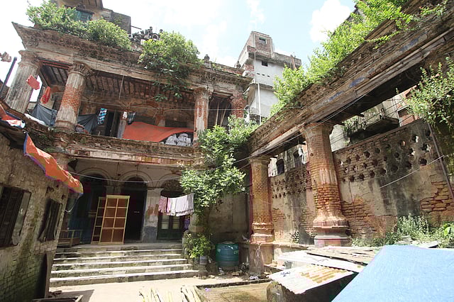 ভেতরের মূল ভবন বেহাল। মূল ভবনের কক্ষগুলো গুদাম হিসেবে ব্যবহৃত হচ্ছে।