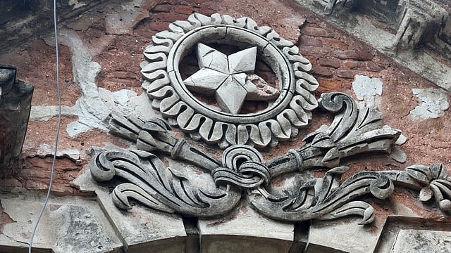 ক্ষয়ে যাচ্ছে গ্রিক স্থাপত্যশৈলীর অনুকরণে করা কারুকাজ।